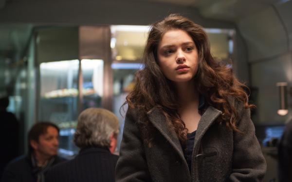 Bild 1 von 15: Die junge Ella Hatto (Odeya Rush) hat ihre Familie auf grausame Art verloren.