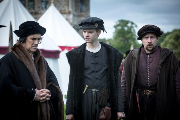 Bild 1 von 5: Thomas Cromwell (Mark Rylance) und sein Schutzbefohlener Rafe Sadler (Thomas Brodie-Sangster) erfahren von Cromwells Neffen Richard (Joss Porter, v.l.), dass der König bei einem Turnier angeblich tödlich verletzt wurde.