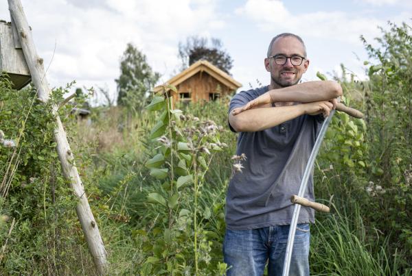 Bild 1 von 2: Warburg in Ostwestfalen: Auf 10.000 qm legt Torben Sauerland einen essbaren Waldgarten an.