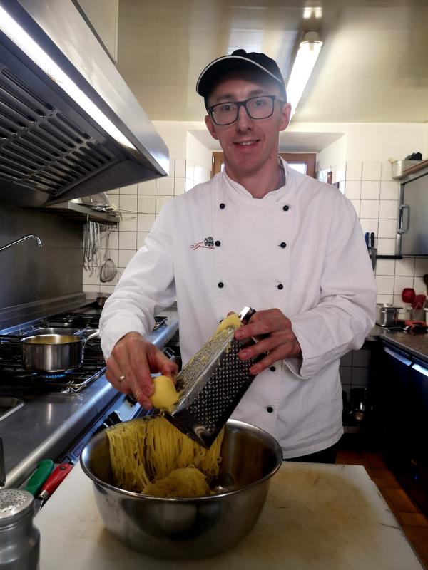 Bild 1 von 7: Gasthof Sponsel mit Brennerei in Kirchehrenbach: Koch Ferdinand Sponsel in der Küche.