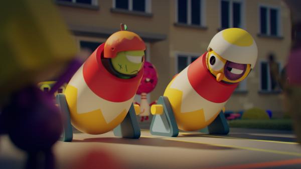 Bild 1 von 3: Im finalen Battle planen Glitsch (l.) und Karla (r.) einen besonders waghalsigen Stunt: den Weitflug per Kanone! Während Strike (h.?r.) die beiden Rivalen anfeuert, steht Robbie (h.?l.) bereit, um die Kanonen abzufeuern.