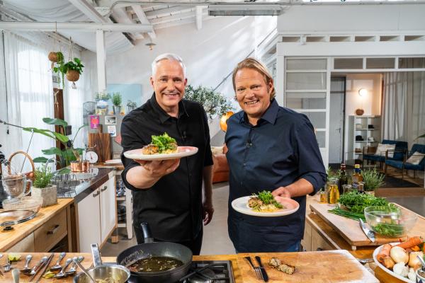 Bild 1 von 8: Hier präsentieren die beiden TV-Köche Alexander Herrmann (links) und Björn Freitag eine echte bayerische Köstlichkeit bei \