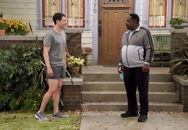 Bild 1 von 14: Dave Johnson (Max Greenfield, l.); Calvin Butler (Cedric the Entertainer, r.)
