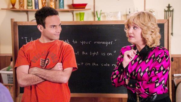 Bild 1 von 1: Im Bild: Troy Gentile (Barry Goldberg), Wendi McLendon-Covey (Beverly Goldberg).