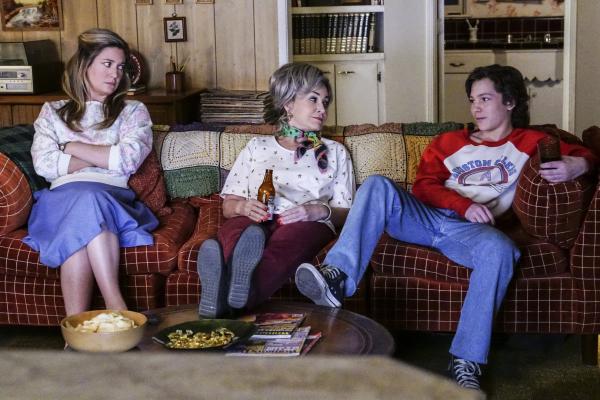 Bild 1 von 20: Während Mary (Zoe Perry, l.) darauf beharrt, Sheldon eine Lektion erteilen zu wollen, beginnen Meemaw (Annie Potts, M.) und Georgie (Montana Jordan, r.) daran zu zweifeln, ob es wirklich gut ist, Sheldon wie einen Erwachsenen zu behandeln ...