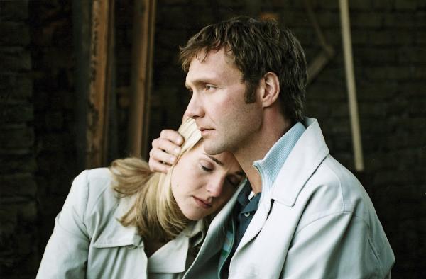 Bild 1 von 1: Oliver (Patrik Fichte) will Bianca (Tanja Wedhorn) nicht verlieren, aber er will auch seine Verlobte, die ein Kind von ihm erwartet, nicht verletzen.