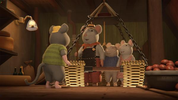 Bild 1 von 2: Weil Tonio (links) Julia (rechts) und Sam (2. von rechts) einmal zu oft einen Streich gespielt hat, hatten sie seinen Hilferuf vom Dachboden nicht ernst genommen. Erst als er von seinem Vater (2. von links) gesucht wird, erkennen sie, dass Tonio in Not ist.© ZDF/Cielo Films/Caribara Production/SuperswissRed/M.A.R.K.13/ZDF Studios GmbH - Honorarfreie Verwendung gemäß AGB im redaktionellen Zusammenhang mit genannter Sendung bei Nennung \