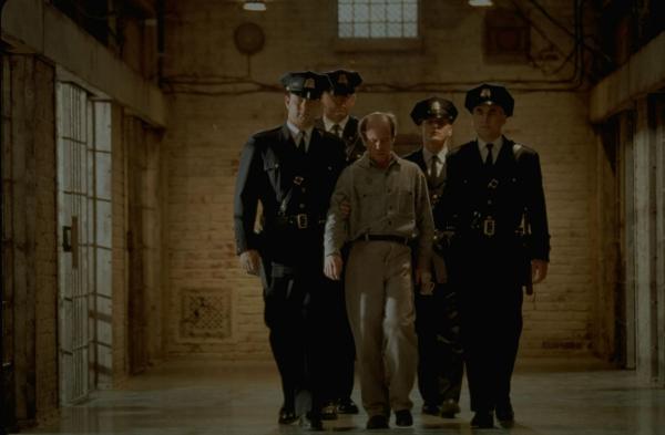 Bild 1 von 5: Auf grünem Linoleum beginnt für Eduard (Michael Jeter, M.) der lange Weg zwischen Zelle zu dem elektrischen Stuhl. Auf seinem letzten Weg findet er den nötigen Beistand der Wärter (v.l.n.r.) Harry (Jeffrey DeMunn), Dean (Barry Pepper), Brutus Howell (David Morse) und Paul (Tom Hanks) ...