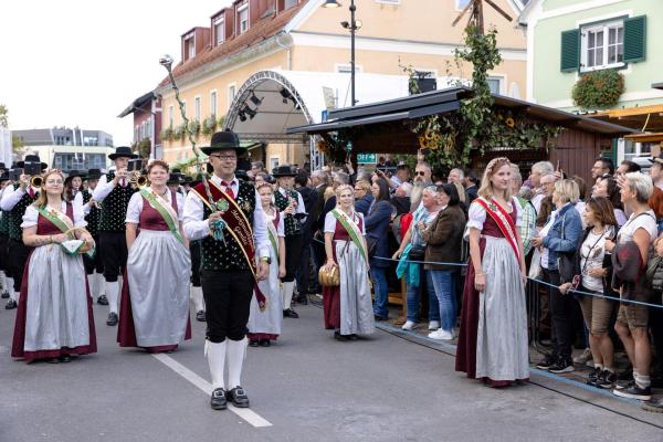 Bild 1 von 2: Im Bild: Impressionen vom Winzerzug 2024