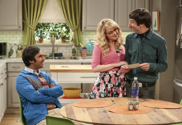 Bild 1 von 16: Howard (Simon Helberg, r.) und Bernadette (Melissa Rauch, M.) wollen nicht wissen, welches Geschlecht ihr Baby haben wird. Blöd nur, dass Raj (Kunal Nayyar, l.) Bescheid weiß ...