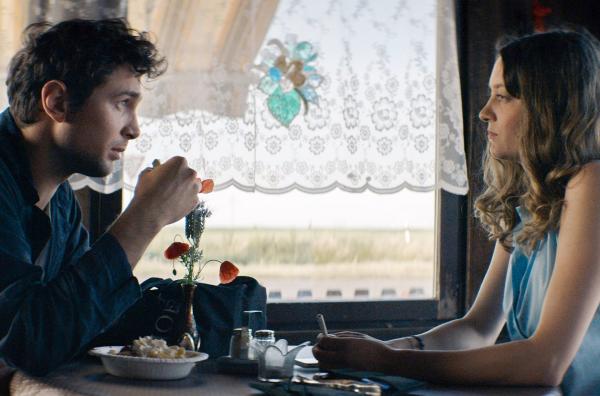 Bild 1 von 7: Chris (Samuel Schneider) rät Julia (Julie Kieffer), ihren Job zu wechseln.