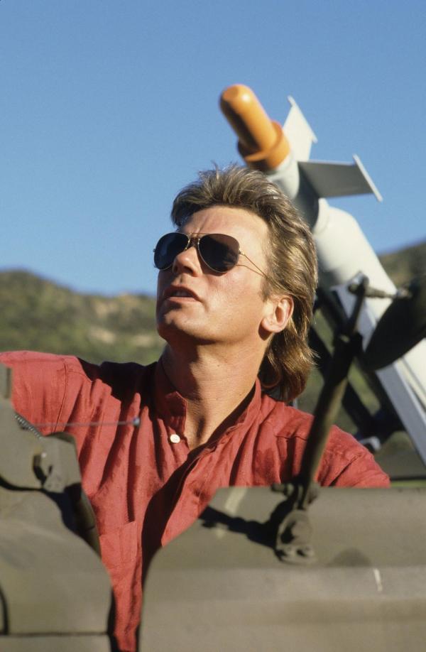 Bild 1 von 8: (1. Staffel) - MacGyver (Richard Dean Anderson) ist attraktiv und sportlich; Amerikaner, und er arbeitet für die Phoenix Foundation, die sich dem Kampf gegen Drogen und dem Einsatz für Umweltschutz verschrieben hat.