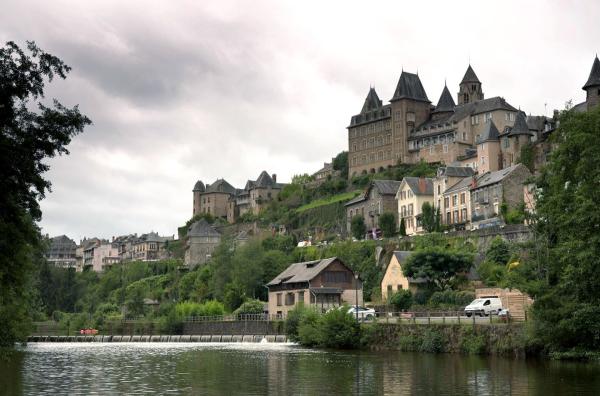 Bild 1 von 2: Im Garten ihres Großvaters im Herzen des Limousin entdeckte Simone de Beauvoir die Sinnlichkeit.