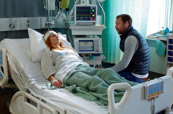 Bild 1 von 10: Thomas (Jakob Cedergren) besucht regelmäßig seine Kollegin Mia (Sandra Andreis) im Krankenhaus. Ihr Zustand bessert sich allmählich.