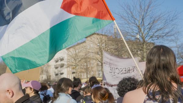 Bild 1 von 1: Demonstration zum Weltfrauentag in Berlin - Kreuzberg. Unter der bunten Teilnehmerschaft auch die Pro - Palästina-Szene. Eine paradoxe Mischung.