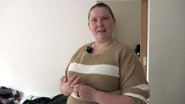 Bild 1 von 2: Lena (19) kämpft mit Anträgen auf Bürgergeld, Kindergeld und Halbwaisen-Rente.