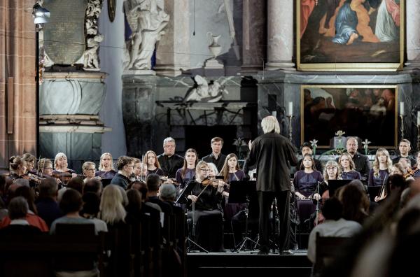 Bild 1 von 3: Der Estnische Philharmonische Kammerchor und das Concerto Copenhagen boten unter der Leitung von Tõnu Kaljuste ein herausragendes Programm dar.