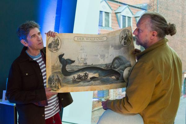 Bild 1 von 6: Fritz (Guido Hammesfahr, l.) ist schockiert, als Henry (Matthias Komm, r.) ihm von den gnadenlosen Walfängen der Vergangenheit erzählt.