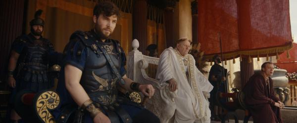 Bild 1 von 13: Titus (Tom Hughes, l.); Vespasian (Anthony Hopkins, r.)