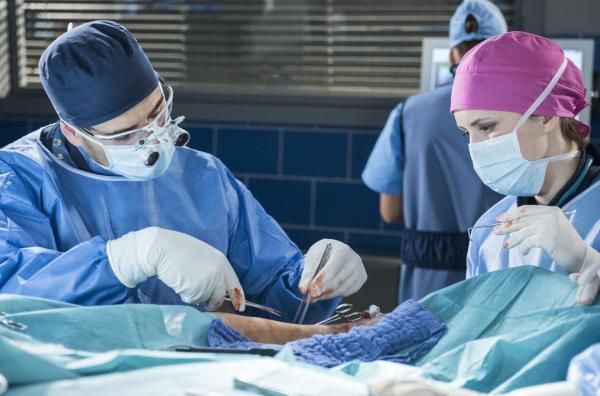 Bild 1 von 10: Dr. Matteo Moreau (Mike Adler, l.); Elly Winter (Juliane Fisch, r.)