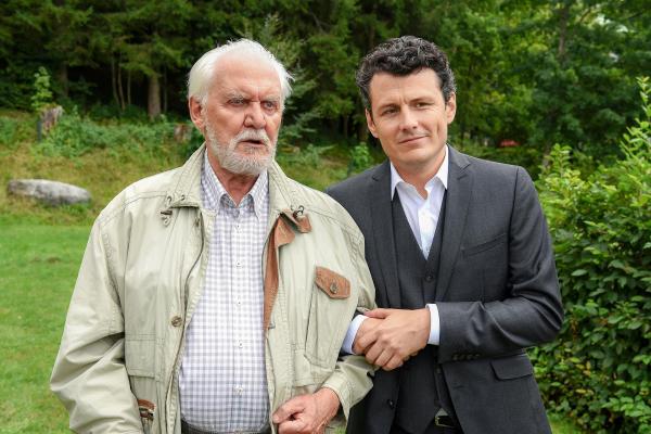 Bild 1 von 22: Im Bild (v.li.): Wolfgang Hübsch (Hans Wagner), Manuel Rubey (Konrad Wagner).