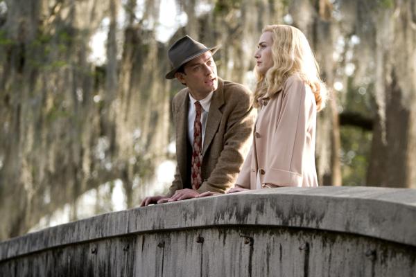 Bild 1 von 11: Kennen sich schon seit Kindertagen und waren einmal ein Liebespaar: Jack (Jude Law) und Anne (Kate Winslet).