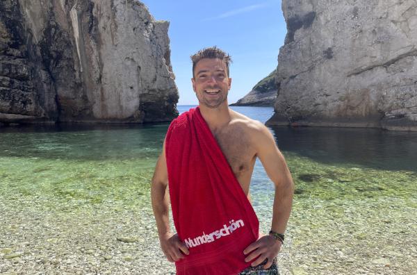 Bild 1 von 2: Moderator Ramon Babazadeh entdeckt den Süden Kroatiens mit mehr als 1000 Inseln, Traumstädten wie Split und Dubrovnik, und einer atemberaubenden Berglandschaft entlang der Küste.