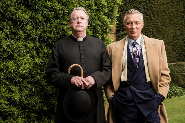 Bild 1 von 4: Father Brown (Mark Williams, l.) ist wieder einmal dabei, in einem Mordfall zu ermitteln. Dabei nimmt er den unterkühlten Dennis Nelson (Martin Kemp, r.) besonders genau unter die Lupe.