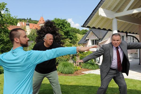 Bild 1 von 9: Im Bild: Wenn Wöller bei den Yogaübungen mit macht, mimt Huber den seriösen Bauunternehmer (v.li.: Steven Barret, Wolfgang Müller, Fritz Wepper).