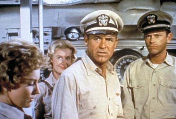 Bild 1 von 3: Barbara (Dina Merrill, 2.v.l.); Kapitän Sherman (Cary Grant, 2.v.r.)