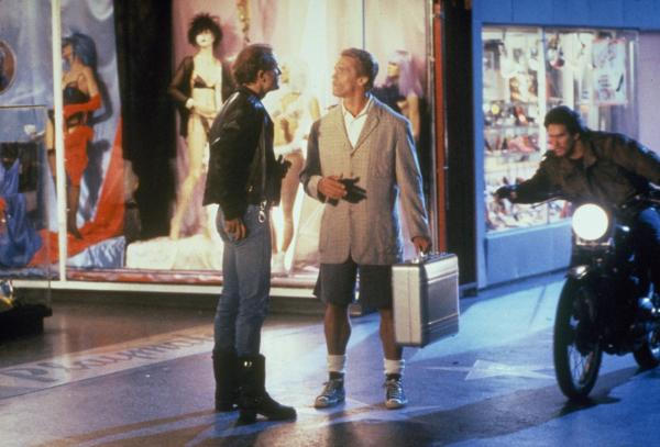 Bild 1 von 14: Als er 35 ist, erzählt man Julius (Arnold Schwarzenegger, M.), dass er einen Zwillingsbruder hat. Den will er natürlich sofort kennen lernen und begibt sich auf ganz ungewohntes Territorium: die Straßen von L.A. ...