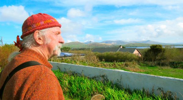Bild 1 von 4: Eddy Dieckmann, Auswanderer aus Deutschland, wohnt seit rund 30 Jahren auf der Halbinsel Dingle. Er hat hier Konzerte organisiert und baut Kartoffeln an. Die Einheimischen nennen ihn nur \