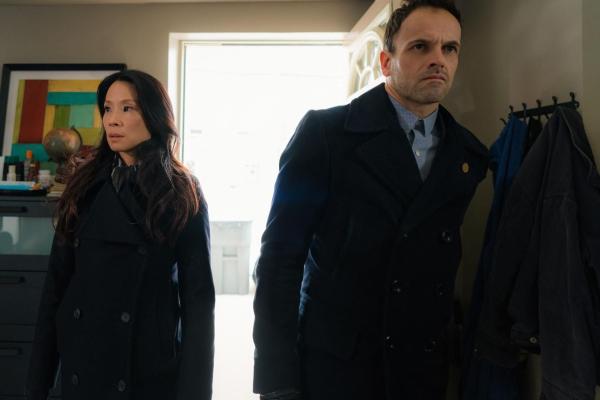 Bild 1 von 2: Als ein Mann in einem Superheldenkostüm getötet wird, übernehmen Watson (Lucy Liu, l.) und Holmes (Jonny Lee Miller, r.) den Fall. Sie sollen die wahre Identität des Opfers herausfinden. Unterdessen sieht sich Watson gezwungen, Holmes' Vater einen Gefallen zu tun ...