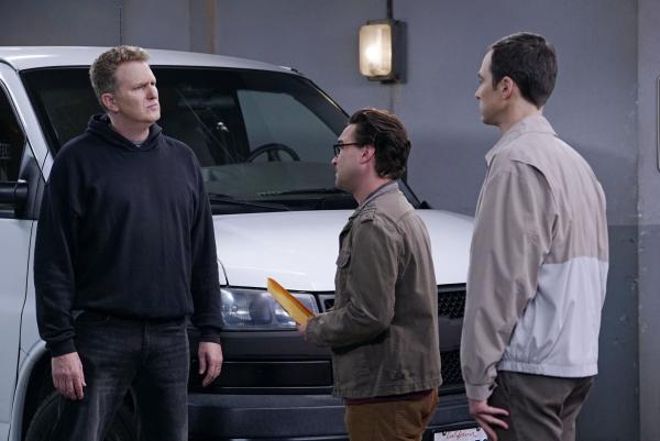 Bild 1 von 15: Schwedische Wissenschaftler versuchen, Leonard (Johnny Galecki, M.) und Sheldons (Jim Parsons, r.) Theorie zu klauen. Um das zu verhindern, müssen sich die beiden Freunde mit Kenny (Michael Rappaport, l.), einem Händler auf dem Schwarzmarkt, treffen. Das wird für Sheldon zum moralischen Konflikt ...