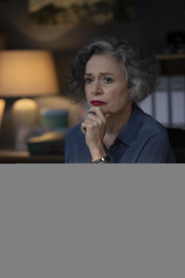 Bild 1 von 15: Ms. Wiest (Judith Lucy) sitzt an ihrem Schreibtisch.