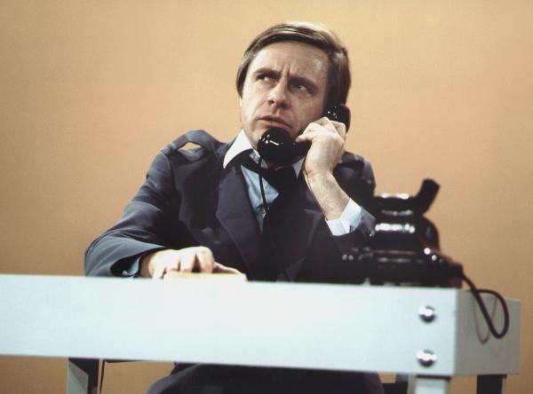 Bild 1 von 2: Emil als übermüdeter Polizist, einer seiner bekanntesten Sketche.