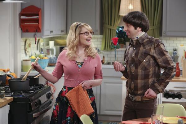 Bild 1 von 13: Während Sheldon sich über den Besuch seiner Oma freut, rätseln Bernadette (Melissa Rauch, l.) und Howard (Simon Helberg, r.) über Rajs Verhalten, der mit einer hübschen Dame flirtet, obwohl er doch mit Emily zusammen ist ...