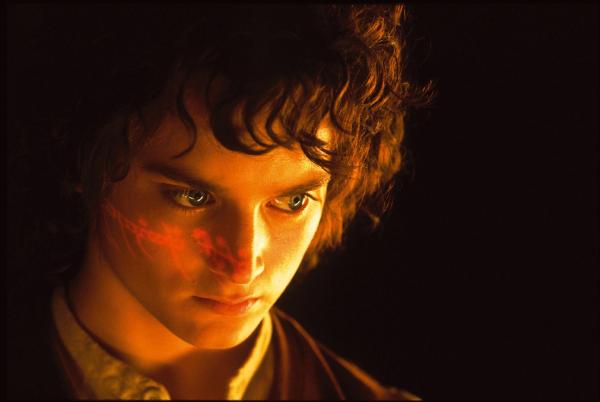 Bild 1 von 18: Die Macht des Ringes zieht Frodo (Elijah Wood) immer stärker in seinen Bann ...