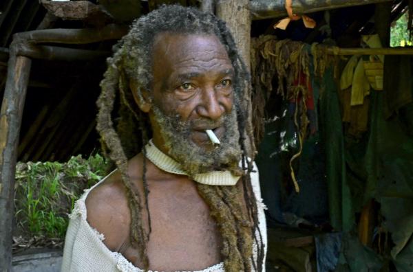 Bild 1 von 6: Rasta Quaco ist Heiler und lebt im gleichen Dorf wie Gracie. Das Wissen der Heiler stammt aus Afrika, von geflohenen Sklaven, die sich in den Blue Mountains versteckten.