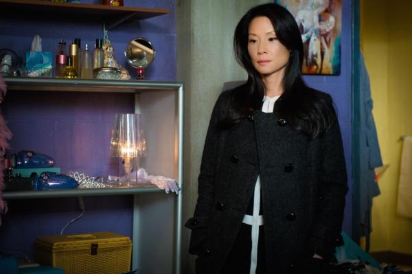 Bild 1 von 18: Kann Dr. Watson (Lucy Liu) in der Garderobe der Tänzerin Iris Lanzer einen Hinweis darauf finden, wer ihre Kollegin umgebracht hat? Iris gehört selbst zu den Haupttatverdächtigen, denn die Ermordete war eine ihrer größten Konkurrentinnen ...