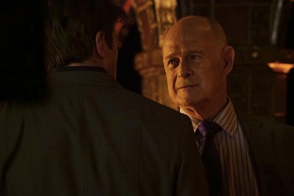 Bild 1 von 12: Überraschenderweise bittet Mason Wood (Gerald McRaney, r.) Castle (Nathan Fillion, l.) darum, den Mord an einem Mitglied der Greatest Detective Society aufzuklären ...