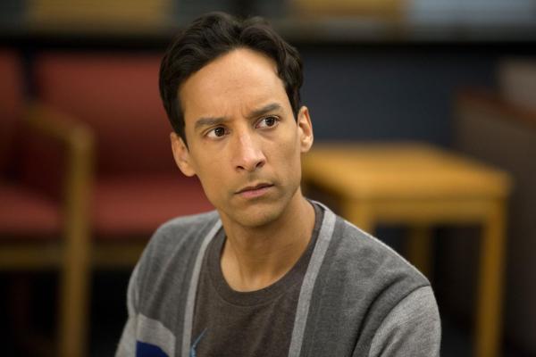 Bild 1 von 18: Geht Abed (Danny Pudi) in Sachen Erbe als einziger der Gruppe leer aus?
