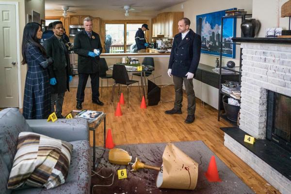 Bild 1 von 10: Während sich Watson (Lucy Liu, l.), Gregson (Aidan Quinn, 2.v.r.) und Bell (Jon Michael Hill, 2.v.l.) ernsthaft mit dem Mord an dem Privatermittler auseinander setzen, muss Holmes (Jonny Lee Miller, r.) demonstrieren wie wenig er von diesem gehalten hat ...
