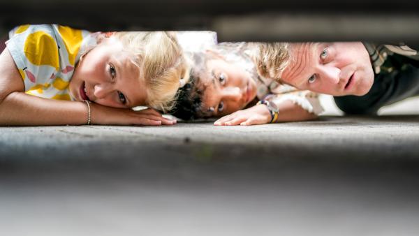 Bild 1 von 5: Nika (Lavinia Burat), Amy und Lars (Tim Ehlert) können es nicht fassen: der Katalysator ist weg!