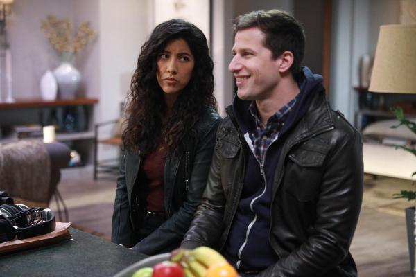 Bild 1 von 12: Rosa Diaz (Stephanie Beatriz, l.); Jake Peralta (Andy Samberg, r.)