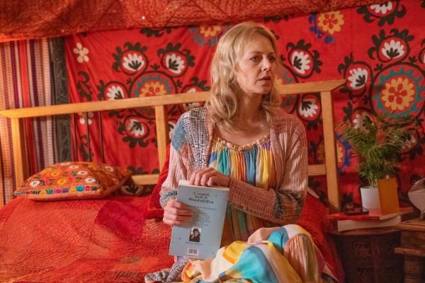 Bild 1 von 10: Lebt mit ihrem Geliebten Lucian in einer Jurte vor dem Eingang des Herrenhauses: Jordana Linsbury (Verity Marshall).