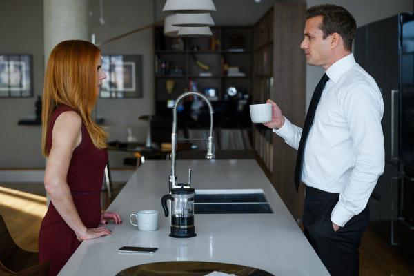 Bild 1 von 2: Donna (Sarah Rafferty) und Harvey (Gabriel Macht) sind glücklich. Nach vielen Jahren der Anziehung können sie endlich ihren Gefühlen freien Lauf lassen. Aber die Dinge werden nun durch ihr Umfeld kompliziert.