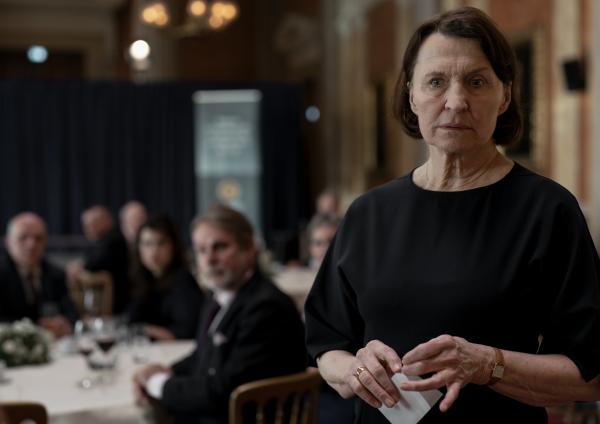 Bild 1 von 11: Inger Brøgger (Karen-Lise Mynster, r.) ist wütend, dass die Schuldigen im Cum-Ex-Skandal nicht zur Verantwortung gezogen werden.