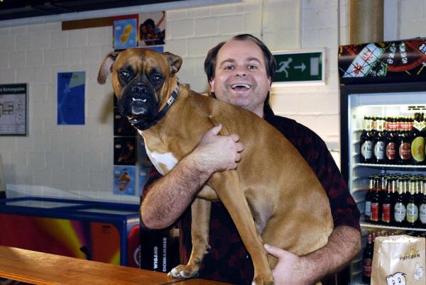 Bild 1 von 13: Janine wünscht sich im Kino einen Sitznachbarn, der was mit seiner Zunge kann. Da kommt nur einer in Frage - Karl, die Bulldogge des Platzanweisers (Markus Majowski) ...