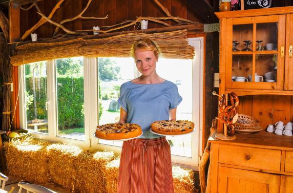 Bild 1 von 3: Im Bild: Maria Ansböck (Friederike Ott) will mit ihrem ExFreund nach dessen Banküberfall nichts mehr zu tun haben. Sie hat sich eine neue Existenz mit einem Restaurant aufgebaut.